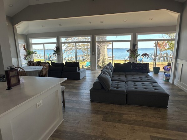 Smart TV - Waterfront Island Cottage with Loft and Private Pier (Cobb Island)