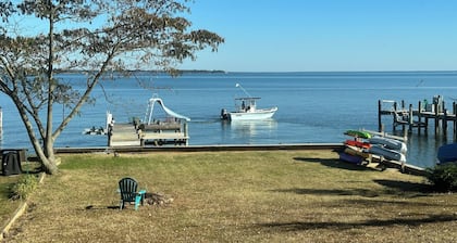 Waterfront Island Cottage with Loft and Private Pier