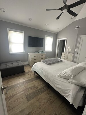 3 habitaciones, tabla de planchar con plancha y cuna de viaje