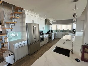 Fridge, microwave, oven, stovetop - Waterfront Island Cottage with Loft and Private Pier (Cobb Island)