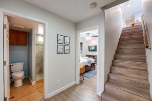 5 habitaciones, tabla de planchar con plancha, wifi y ropa de cama