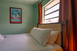2 bedrooms, desk, iron/ironing board, WiFi