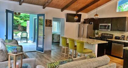 Romantic singing Cottage, soak hot tub, outdoor shower 5min to HI volcano park