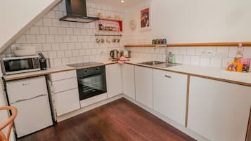 Cottage | Cucina privata | Frigorifero, lavastoviglie, bollitore elettrico, tostapane