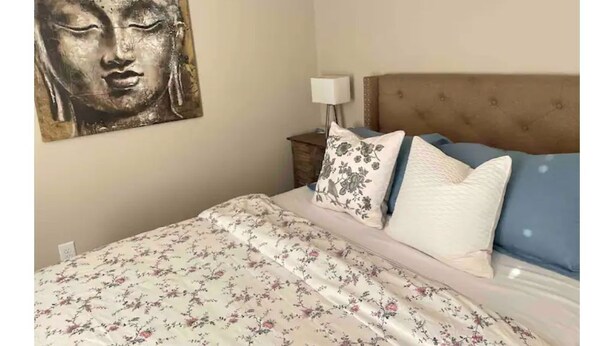 Unclassified image, 1 of 13, button - King bed master clean HISpeed WIFI full kitchen (Killeen)