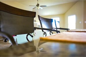 Interior - King bed master clean HISpeed WIFI full kitchen (Killeen)