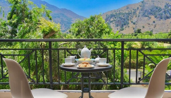 Exclusive-Doppel- oder -Zweibettzimmer, 1 Schlafzimmer, Nichtraucher, Bergblick | Terrasse/Patio