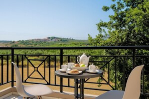Family Triple Room, 1 Bedroom, Non Smoking, Mountain View | Egyptian cotton sheets, premium bedding, down comforters