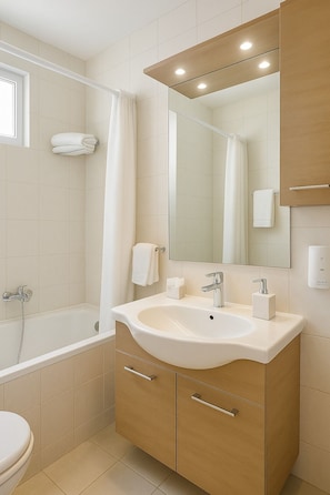 Kamar Triple Keluarga, 1 kamar tidur, Bebas Asap Rokok, pemandangan gunung | Kamar mandi | Bathtub, pengering rambut, jubah mandi, dan sandal