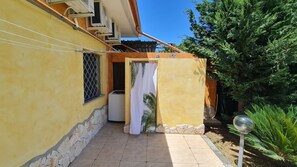 Property grounds - Villa Vivi. Swimming pool, whirlpool, (Sardegna)