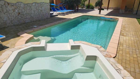 Outdoor pool - Villa Vivi. Swimming pool, whirlpool, (Sardegna)