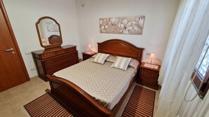 3 chambres, fer et planche à repasser, Wi-Fi, draps fournis