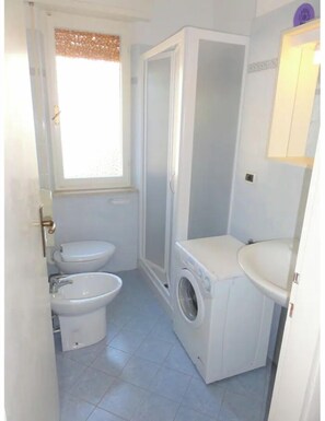 Dusche, Bidet, Handtücher, Seife