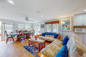 TV, fireplace - Lovely lakefront home with deck, fire-pit, grill, private dock & pet friendly (Sanford)