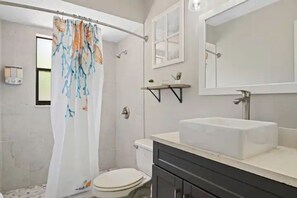 Combined shower/tub, hair dryer, towels, soap - Cedar Hideaway! (Crystal River)