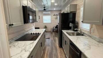 Frigorífic, microones, forn i placa de cuina