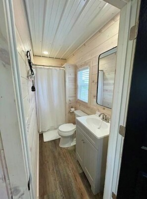 Bathtub - Koby-NEW tiny home with shared fishing pond (Athens)