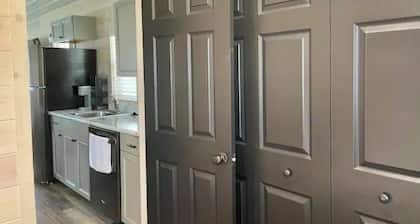 Koby-NEW tiny home with shared fishing pond