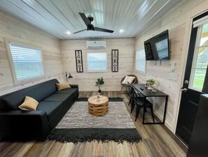 Smart TV - Koby-NEW tiny home with shared fishing pond (Athens)