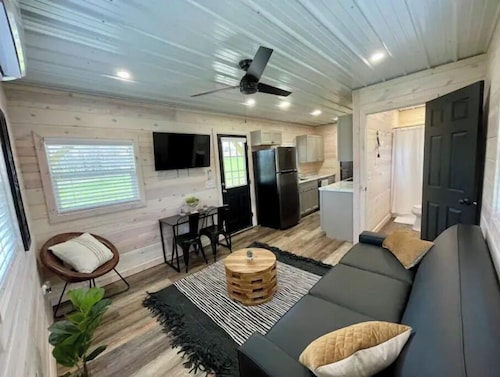 Koby-NEW tiny home with shared fishing pond