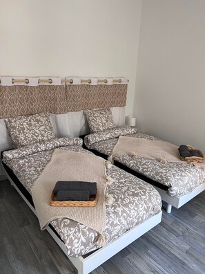 2 عدّة غرف نوم وخزنة داخل الغرفة ومكواة/لوح كي وسرير سفر