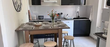 Kjøleskap, mikrobølgeovn, ovn og kokeplater