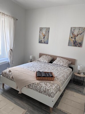 3 bedrooms, in-room safe, iron/ironing board, travel crib