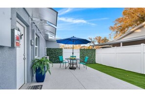 Outdoor dining - Charming studio with private patio & free parking. (Tampa)