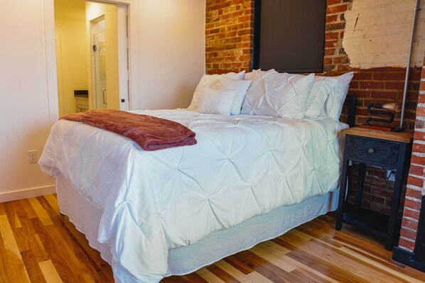 1 Schlafzimmer, Zimmersafe, Schreibtisch, Bügeleisen/Bügelbrett