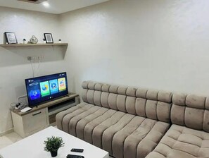 Living area - Furnished apartment, city center 3 min away, TGV (Kénitra)