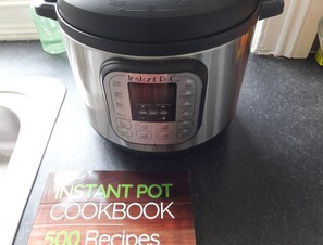 Coffee and/or coffee maker - Spacious flat in Victorian townhouse w. garden, long stay discount (ask) (Surbiton)