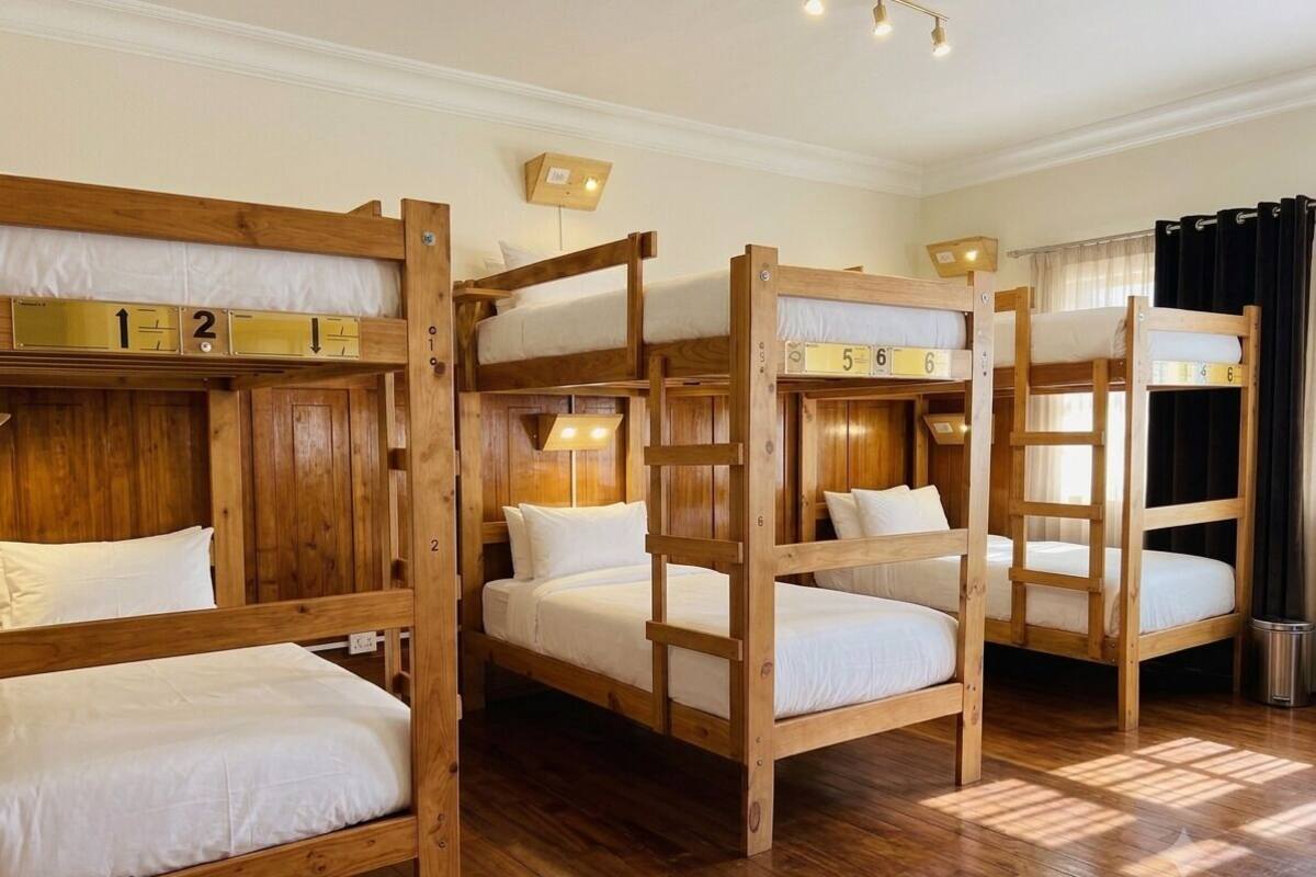 Dormitorio compartido clásico | Ropa de cama de alta calidad, edredón y camas con pillow-top