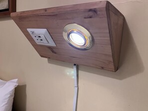 高档床上用品、羽绒被、加厚床垫、笔记本电脑工作区