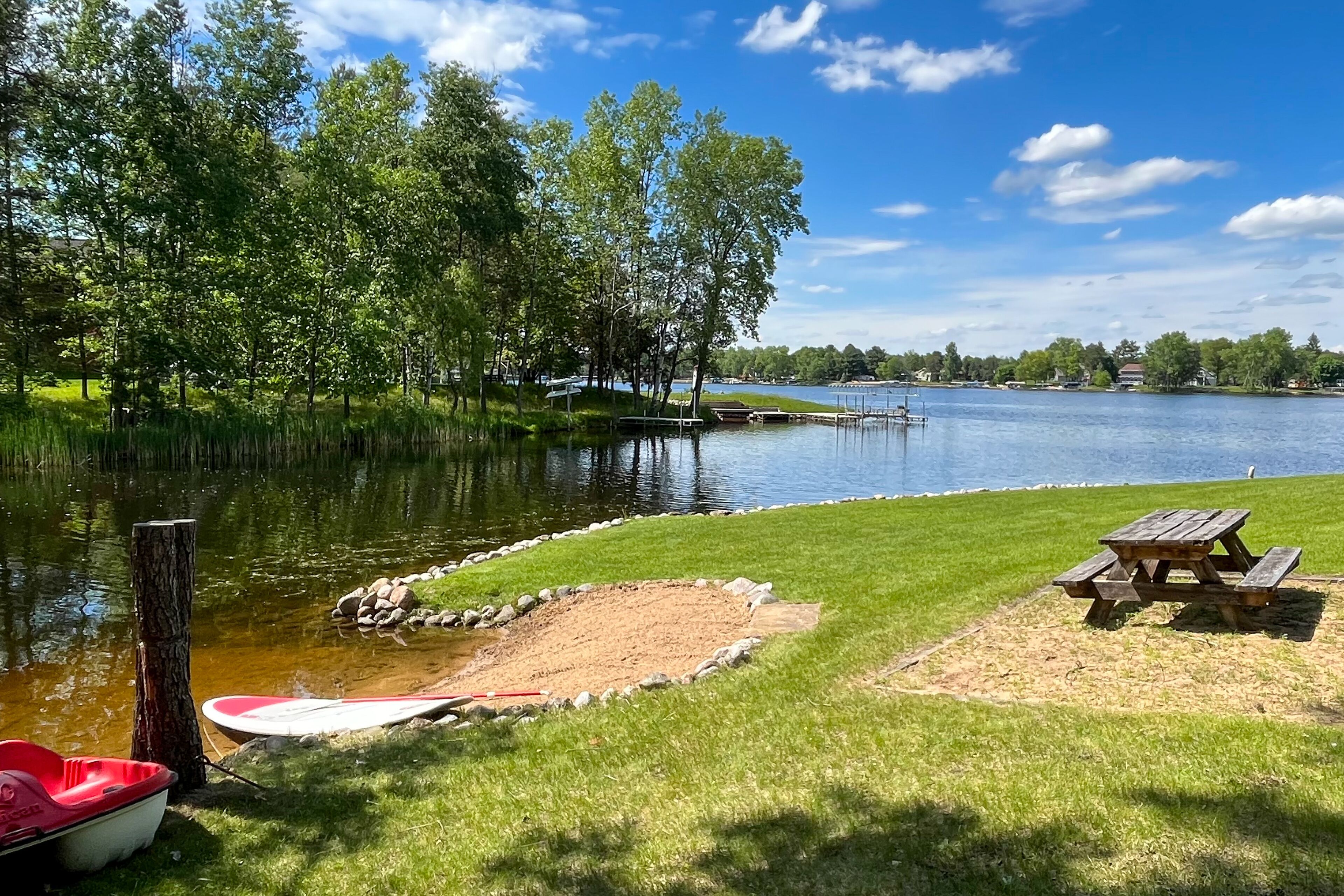 Lakefront home with private dock, fast WiFi, fireplace, firepit, W/D, deck & AC
