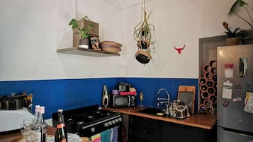 Een koelkast, een microgolfoven, een oven, een kookplaat