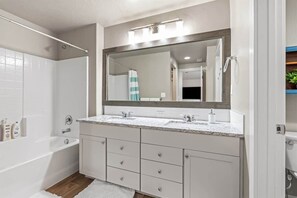 Combined shower/bathtub, hair dryer, towels - Modern Caldwell Home | Hot Tub + Sauna | Near Nampa & Boise | Sleeps 10 (Caldwell)
