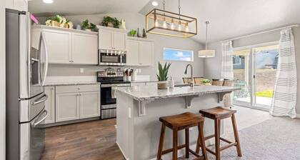 Modern Caldwell Home | Hot Tub + Sauna | Near Nampa & Boise | Sleeps 10