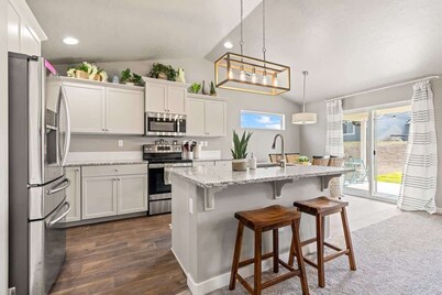 Modern Caldwell Home | Hot Tub + Sauna | Near Nampa & Boise | Sleeps 10