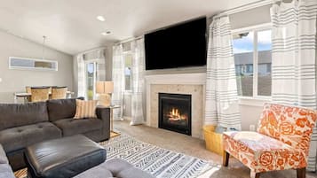 Smart TV, fireplace, streaming services