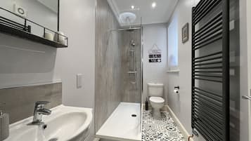Cottage | Bathroom | Shower, hair dryer