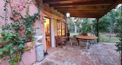 Small villa with a large private and quiet garden, 10 min walk from Metro