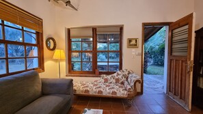 Kamin, DVD-Player, Bücher, Stereoanlage