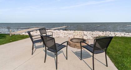 Waterfront Retreat- 15 minutes from Lambeau field, easy access to Door County!