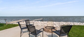 Waterfront Retreat- 15 minutes from Lambeau field, easy access to Door County!