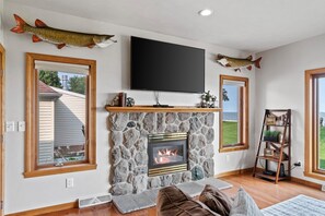 Smart TV, fireplace, table tennis