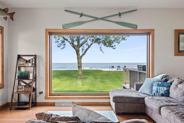 Smart TV, fireplace, table tennis