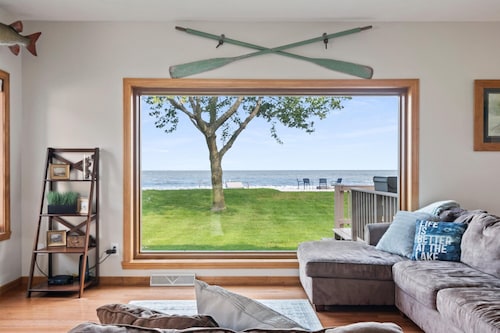 Waterfront Retreat- 15 minutes from Lambeau field, easy access to Door County!