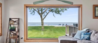 Waterfront Retreat- 15 minutes from Lambeau field, easy access to Door County!