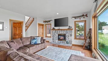 Smart TV, lareira, mesa de pingue-pongue