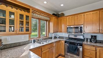 Geladeira, micro-ondas, fogão, cooktop